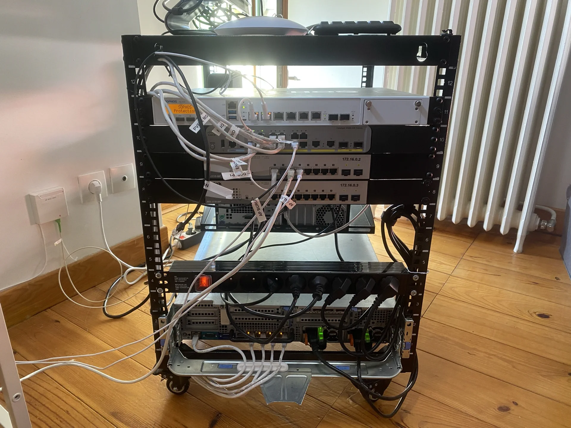 Face réseau de la baie — Sophos SG210, Cisco 3560-CX, D-Link DGS-1210-08P avec câbles étiquetés