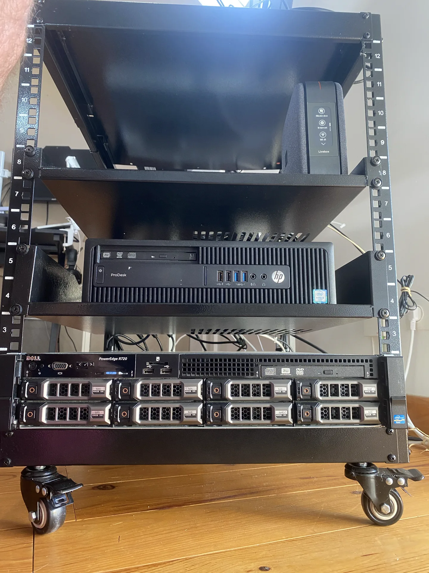 Baie VEVOR 12U face serveurs — Dell PowerEdge R720 en bas, HP ProDesk 600 G2 au milieu