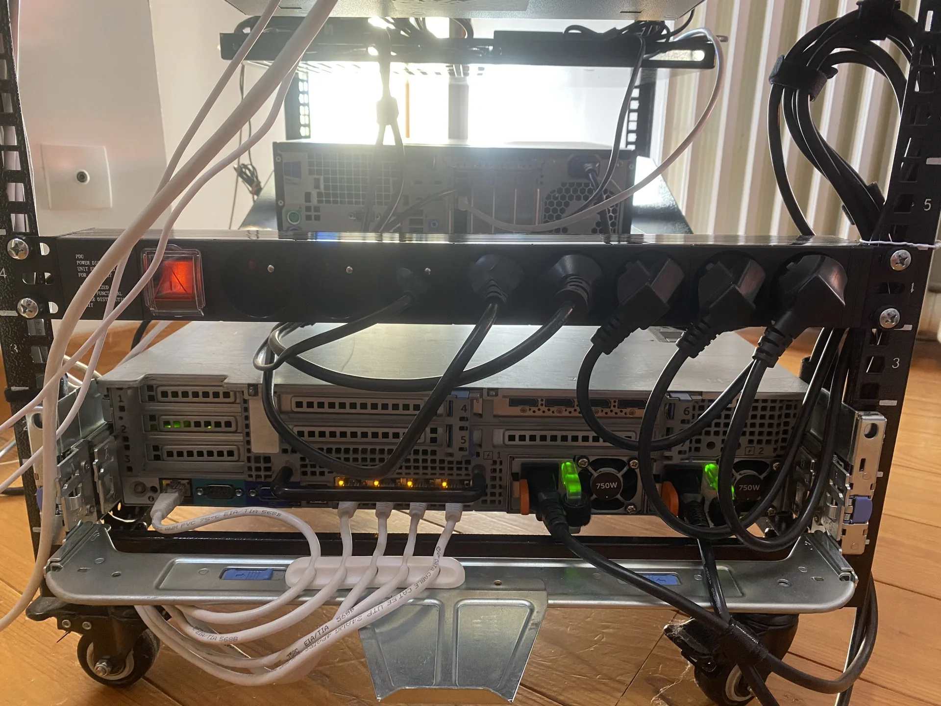 Dell PowerEdge R720 — face arrière : alimentation redondante, câblage réseau et HBA